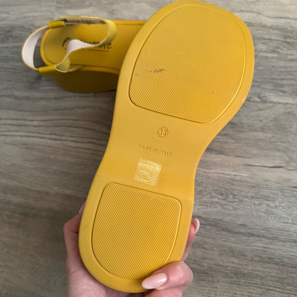 L'INTERVALLE 
Aguo Yellow Leather sandals size 38 - Picture 5 of 6